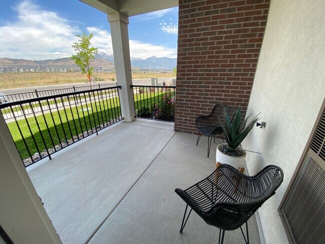 Building Photo - Lakefront at Vineyard Town Center Condo