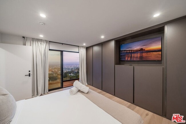 Building Photo - 8800 Hollywood Blvd