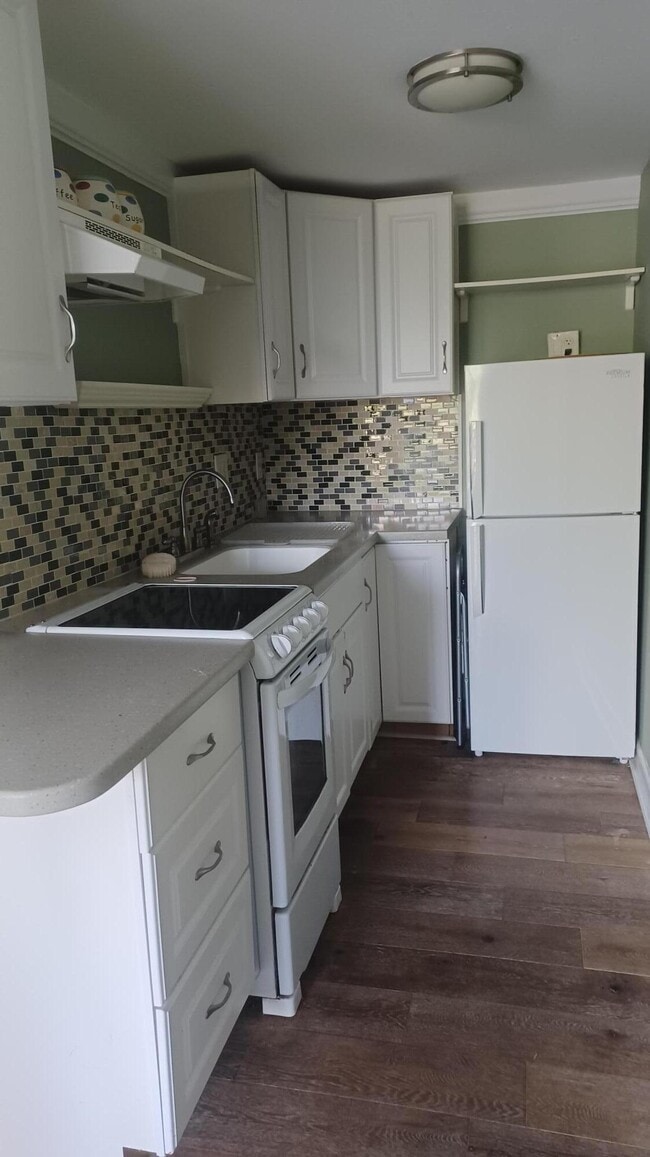 Building Photo - 15 S Golfview Rd