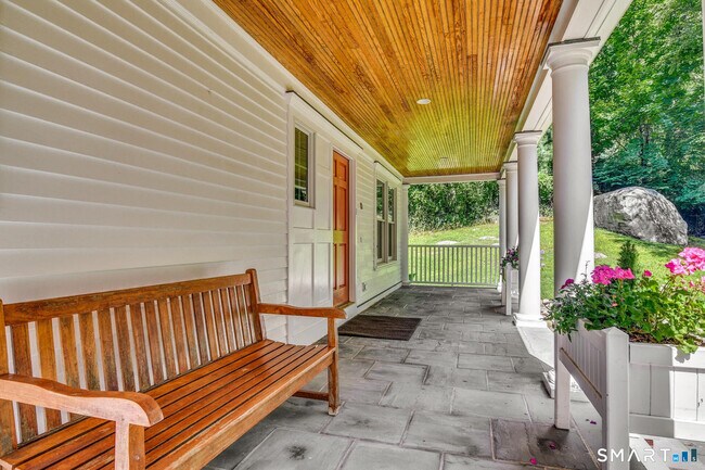 Building Photo - 10 Fernwood Rd