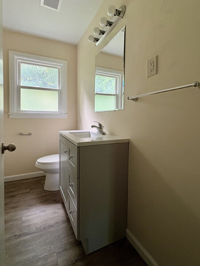 Building Photo - Fantastic 3/2 East Nashville w/ Bonus Room & Sunroom!