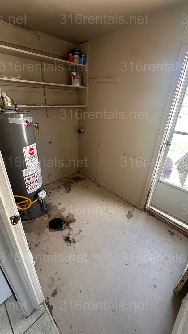 Building Photo - $1195 - 3 bed 1.5 bath - Single Family Hom...