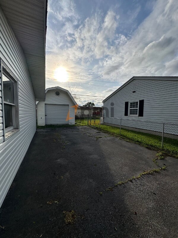 Building Photo - 732 N State Rd 149
