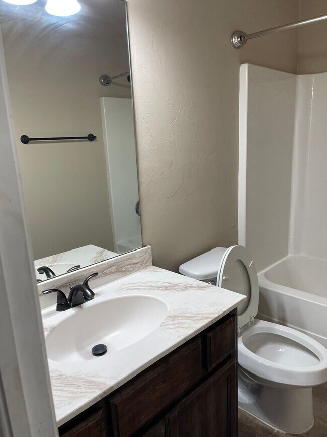 Building Photo - Three Bedroom Home Available for Lease in ...