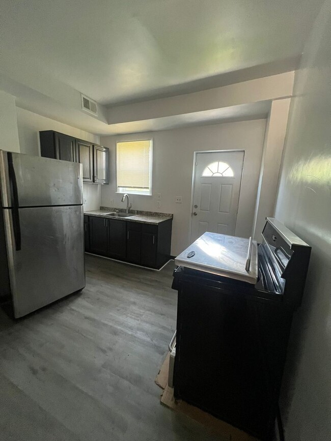 Building Photo - Recently Renovated 2 Bed 1 Bath Ready To M...