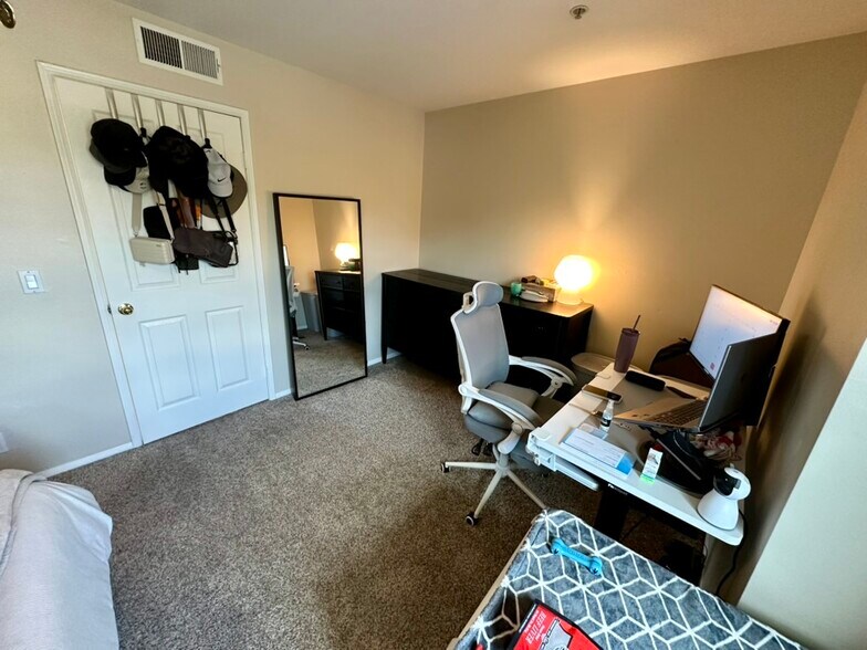 Building Photo - 537 N Adams St