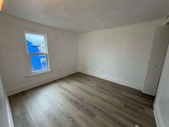 Building Photo - Spacious 4 Bedroom home