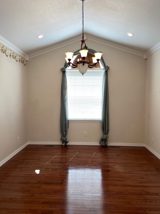 Building Photo - Beautiful Custom 3 bedroom, 2.5 bath home for lease in Poplar Bluff