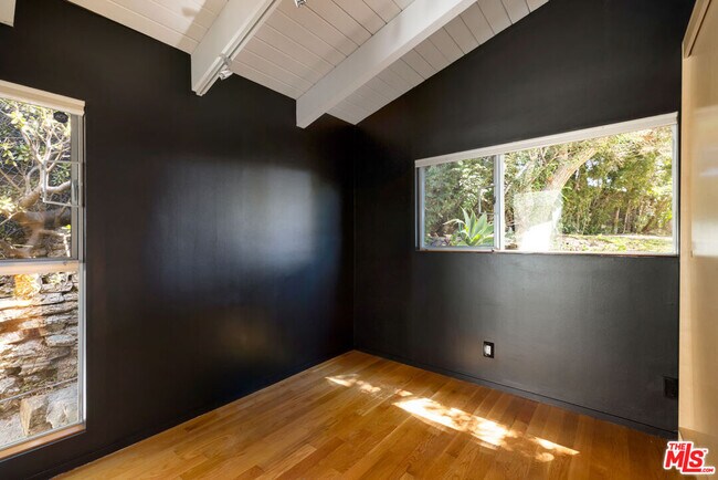 Building Photo - 2021 Park Dr