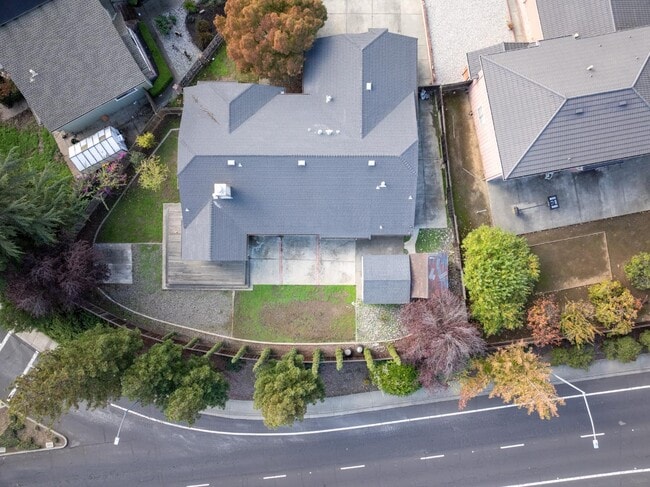 Building Photo - 100 Lippizan Dr