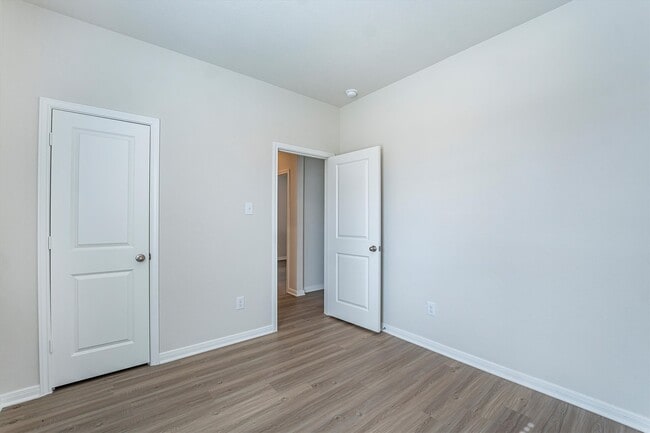 Building Photo - 15419 Maple Ter Dr