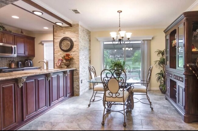 Building Photo - Charming 3BR 2.5 bath Townhome in heat of ...