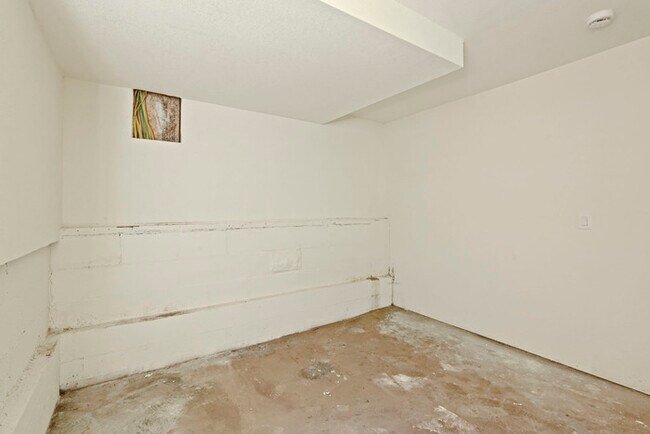 Building Photo - Beautifully updated 2/1 in North Oak Park! Located Close to UC Davis Med Center + MgGeorge Law Sc...