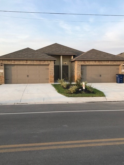 Building Photo - *COMING SOON* High Ceilings, Fenced Yard & 2-Car Garage – New Braunfels Living!