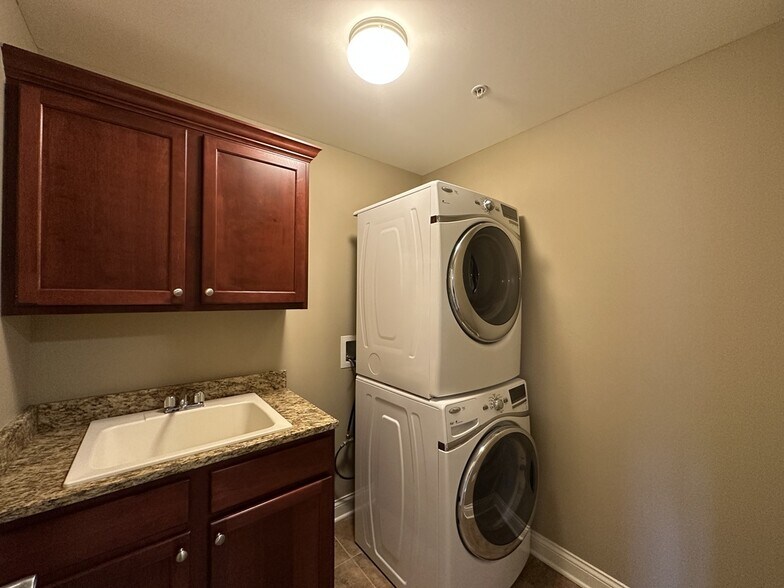 Building Photo - 2 Itasca Place