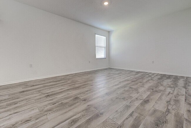 Building Photo - 2704 Shimsham Dr