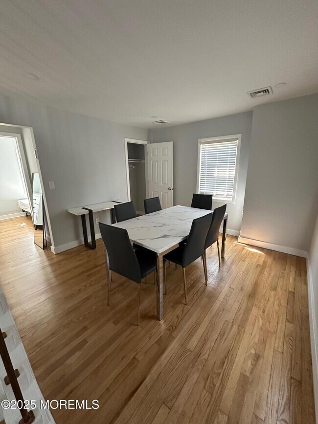 Building Photo - 10 Cambell Ct