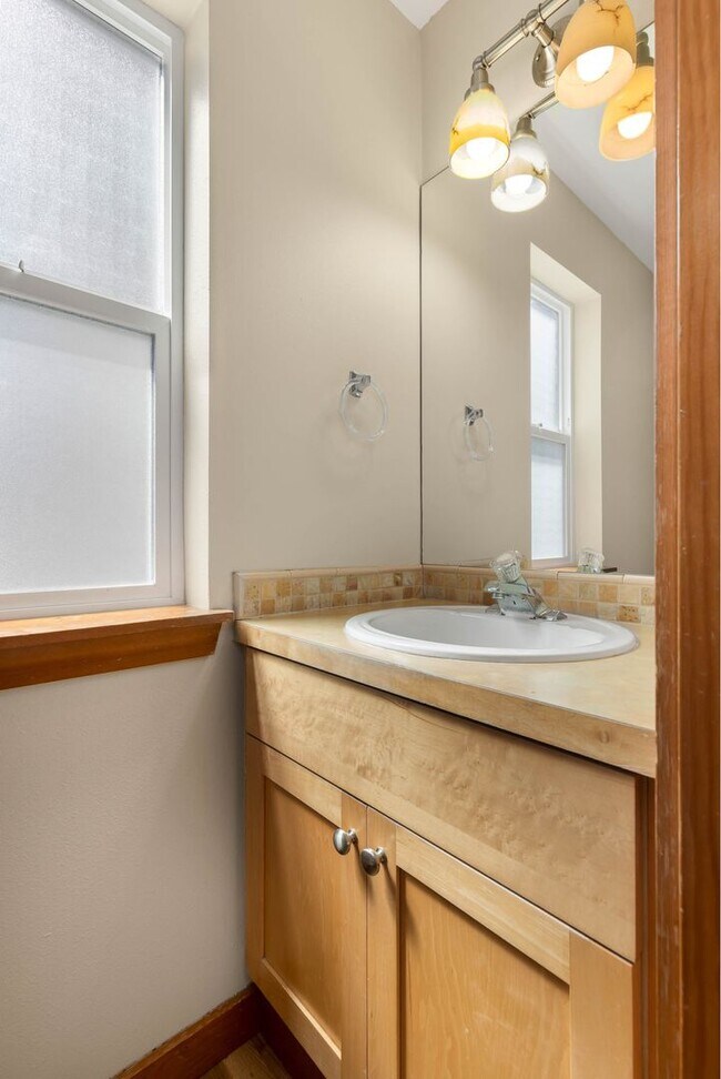Building Photo - 3 bedroom/ 2.5 bathroom townhouse in Licton Springs