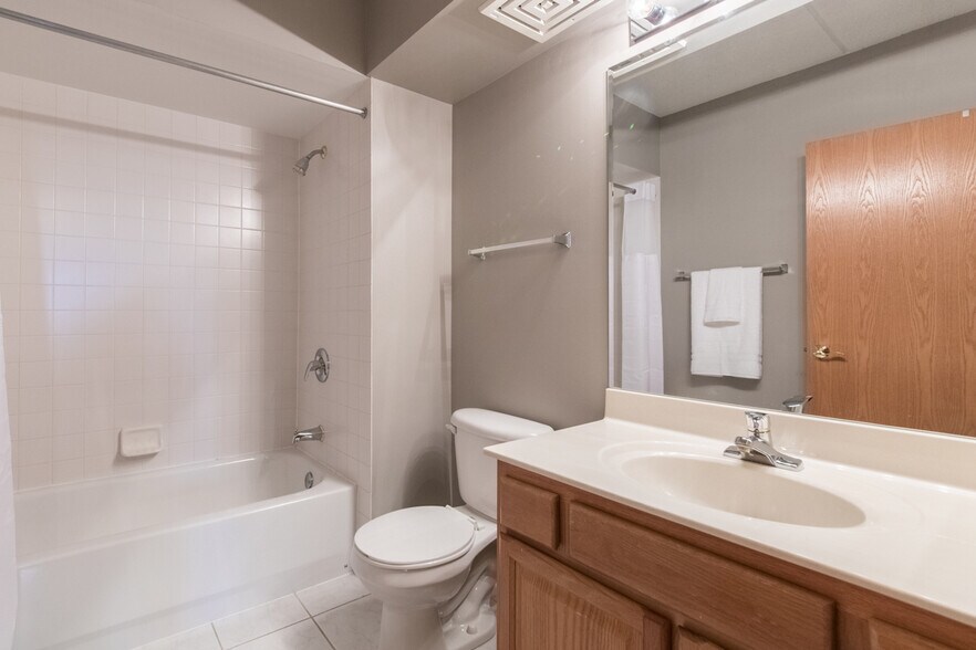 Bath 1 - 5555 N Cumberland Ave