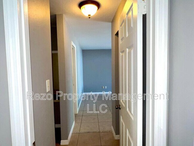 Building Photo - 5005 Lindsay Ct