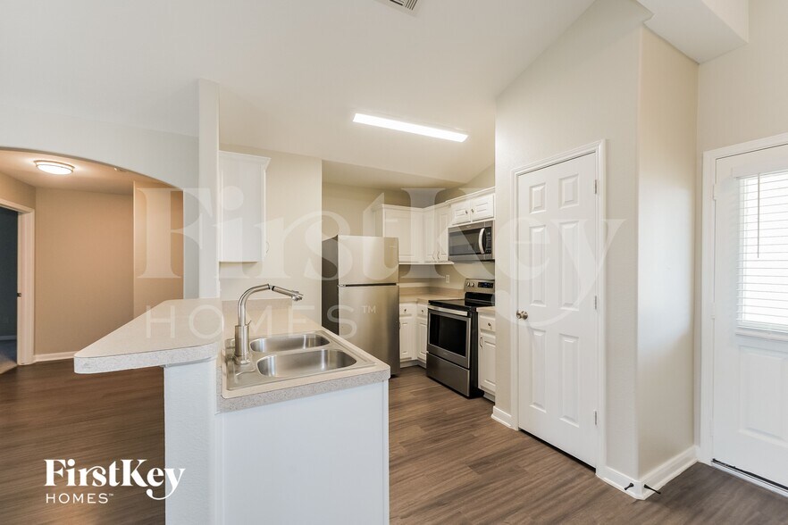 Building Photo - 7111 Lilac Manor Ln