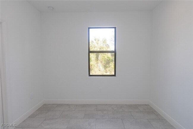 Building Photo - 1032 N Hilton Cir