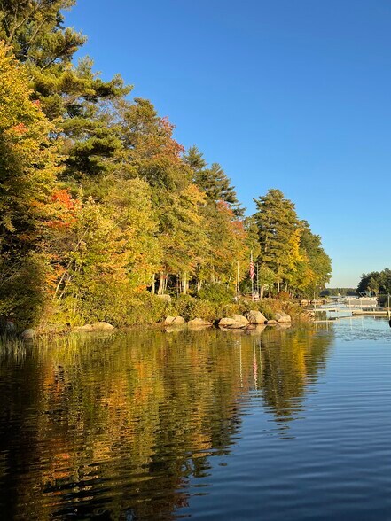 Lake front - 37 Knowles Dr