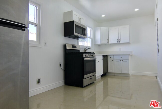 Building Photo - 926 S Holt Ave