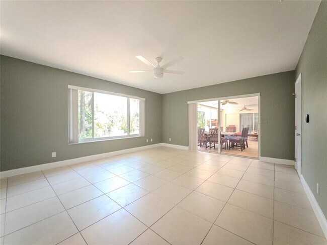 Building Photo - 560 SW 62nd Ave