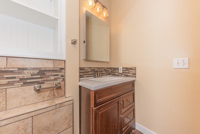 Building Photo - 808 E Ann St