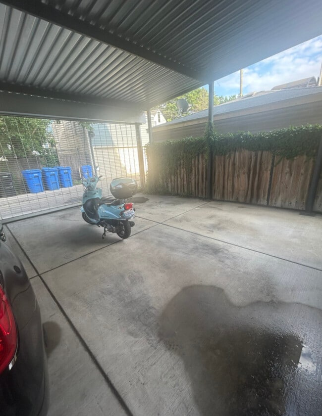 Building Photo - 4111 N Western Ave