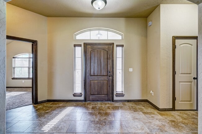 Building Photo - AVAILABLE THE END OF APRIL! 3 OR 4 BDRM, 2 BATHRM, 2 CAR & STORM SHELTER