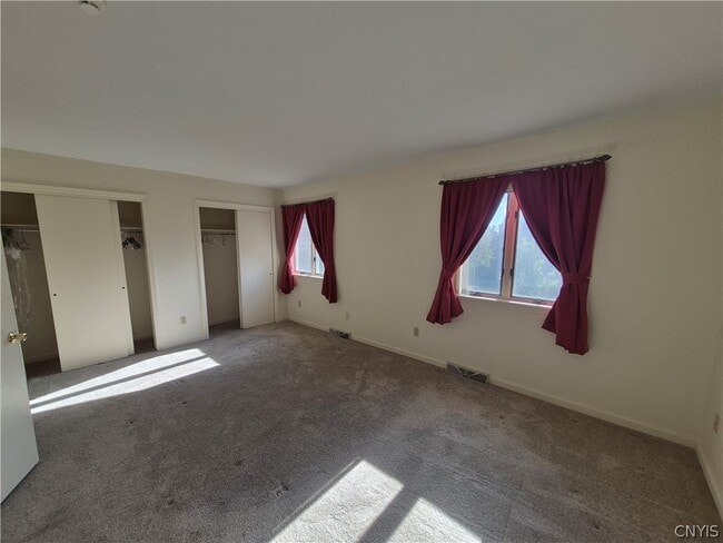 Building Photo - 489 Summerhaven Dr N