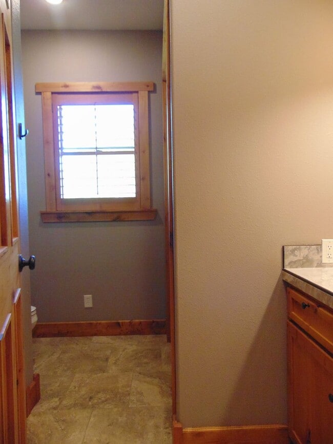 Building Photo - Majestic 3 Bed Mid MO Ranch!