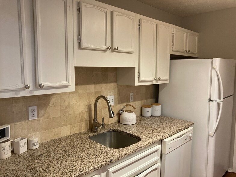 Kitchen with granite countertops - 1405 Vicksburg Plz