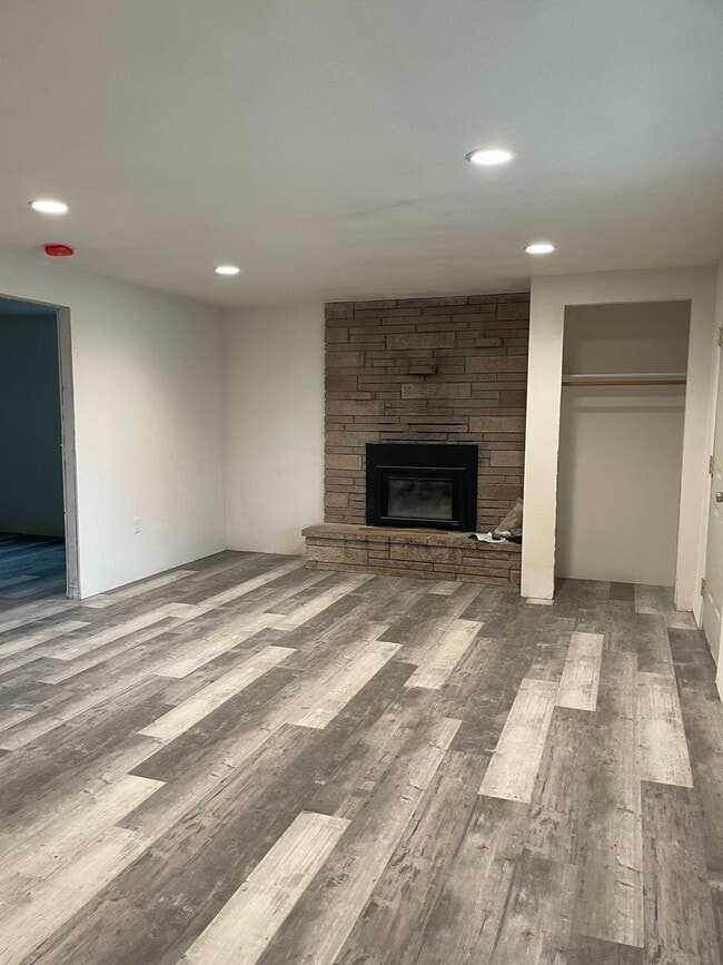 Building Photo - 1 Bedroom, 1 bath lower basement apartment!