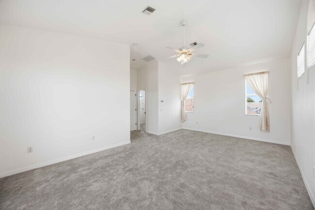 Building Photo - "Spacious 4-Bedroom Retreat with 3 Full Baths in Rotonda West Pinehurst!"