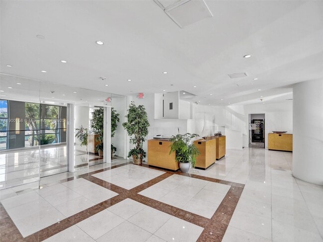 Building Photo - 10350 W Bay Harbor Dr