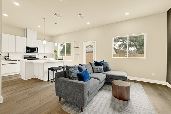 Building Photo - 706 Savonna