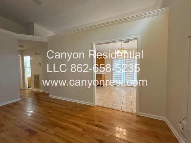 Building Photo - Beautiful 3 BR/3Bath in well sought after neighborhood !