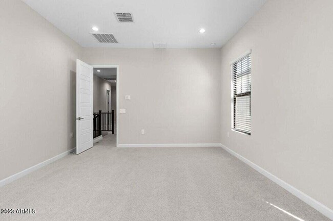 Building Photo - 4815 E Village Dr