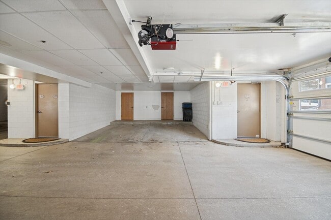 Building Photo - 934 W Huron St