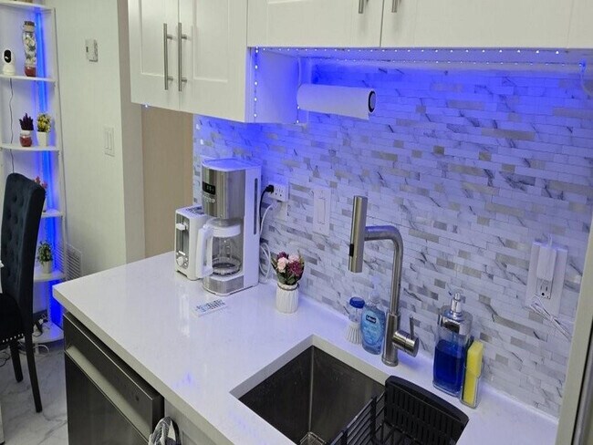 Building Photo - 2909 Middle River Dr