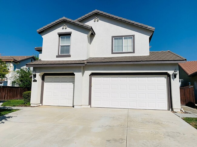 Building Photo - Large 4 bedroom home for lease in the hear...
