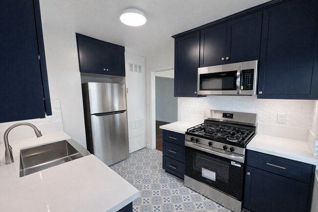 Building Photo - Remodeled 2BR in NoHo – Brand New Kitchen, 2 Parking Spaces, Walk to NoHo West Mall