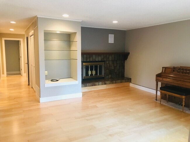 Building Photo - Updated 2 bed 2 bath Plus Office Condo.  6...
