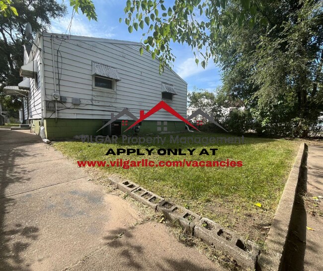 Building Photo - Step into comfort and convenience with this spacious 3-bedroom, 1-bathroom single-family home des...