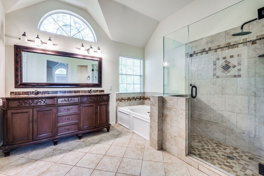 Building Photo - 5012 Bryn Mawr Dr