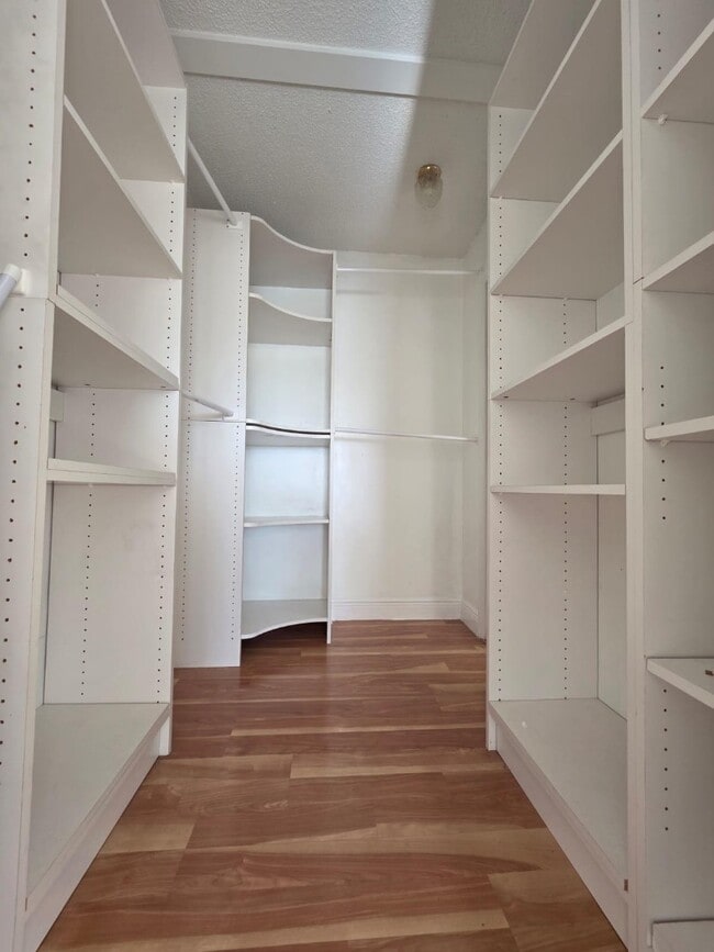 Building Photo - 470 Executive Center Dr