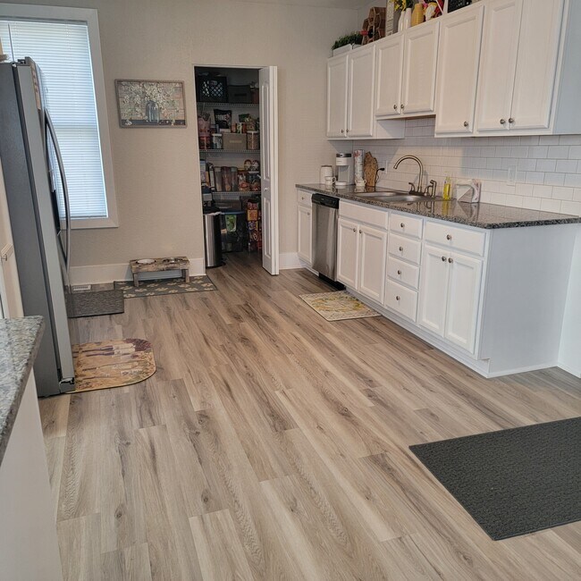 Building Photo - 1932 Iowa St